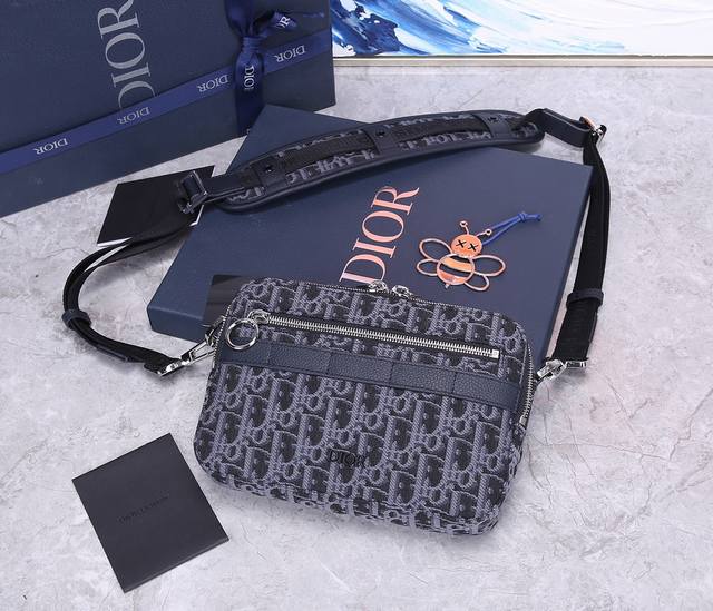 首批出la Dior. Homme老花相机包 标志性经典元素oblique老花帆布系列,相机包真的是一款特别的存在满满的时代感,大大的logo设计随意又摩登,谁 首批出la Dior. Homme老花相机包 标志性经典元素oblique老花帆布系列,相机包真的是一款特别的存在满满的时代感,大大的logo设计随意又摩登,谁