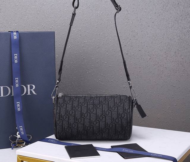 老花圆桶包 Dioя Oblique Roller Bag 这款dior经典老花图案小筒包简直自带爆款体质! 超难买的dior Homme圆筒+Dior经典老花 老花圆桶包 Dioя Oblique Roller Bag 这款dior经典老花图案小筒包简直自带爆款体质! 超难买的dior Homme圆筒+Dior经典老花