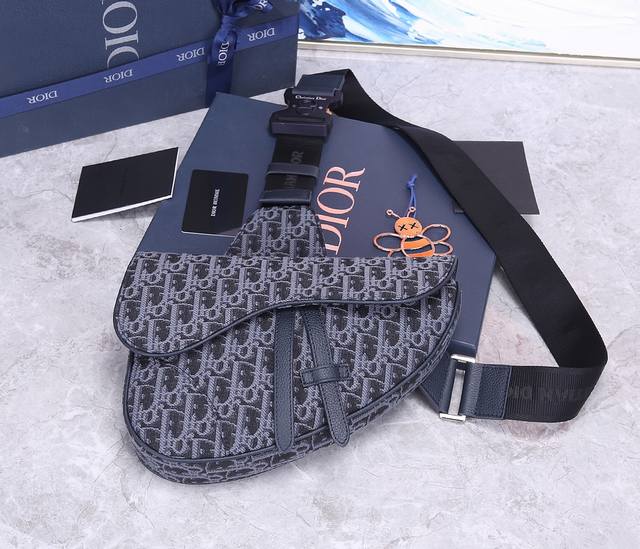 原单品质 Dior. 黑色老花 出la Dior. Pre-Fall新款saddle Bag 男款的saddle Bag强势推！！ Dior. 新任设计师kim