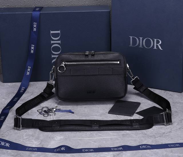 首批出la Dior. Homme老花相机包 标志性经典元素oblique老花帆布系列，相机包真的是一款特别的存在满满的时代感，大大的logo设计随意又摩登，谁