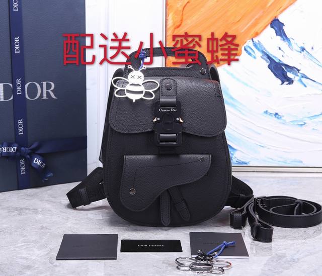 最新款 D家 马鞍双肩包新款 黑色粒面触感小牛皮和黑色缝线肩背包 Saddle和christian D1Or带扣细节黑色提花可调节肩背带和cd带扣 肩背与手提两 最新款 D家 马鞍双肩包新款 黑色粒面触感小牛皮和黑色缝线肩背包 Saddle和christian D1Or带扣细节黑色提花可调节肩背带和cd带扣 肩背与手提两
