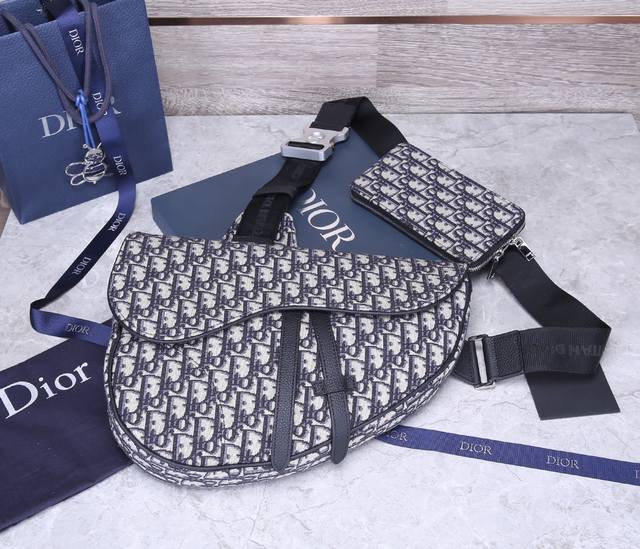 配盒子 型号：93323 顶级原单 马鞍包于本季推陈出新，以大号款式呈现，更加实用。采用黑色粒面牛皮革精心制作，延续品牌标志性的马鞍包造型。宽敞的内部隔层可容纳