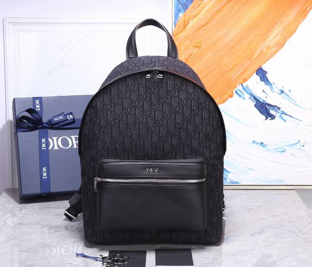 最新款 原单品质 Dio.R Oblique双肩背包# 这是一款可以当情侣款的dio.R Oblique双肩背包 在老花的基础上还有金属材质的小logo，软萌软