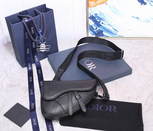 Dior 型号93317小号 这款马鞍包是本季新品,更加小巧实用。采用别致的黑色 Oblique Galaxy 印花皮革精心制作,镂空的光滑牛皮革搭配反光里料, Dior 型号93317小号 这款马鞍包是本季新品,更加小巧实用。采用别致的黑色 Oblique Galaxy 印花皮革精心制作,镂空的光滑牛皮革搭配反光里料,