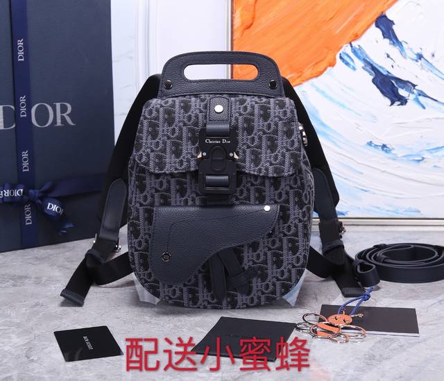 最新款 D家 马鞍双肩包新款 黑色粒面触感小牛皮和黑色缝线肩背包 Saddle和christian D1Or带扣细节黑色提花可调节肩背带和cd带扣 肩背与手提两