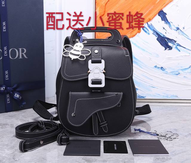 最新款 D家 马鞍双肩包新款 黑色粒面触感小牛皮和黑色缝线肩背包 Saddle和christian D1Or带扣细节黑色提花可调节肩背带和cd带扣 肩背与手提两