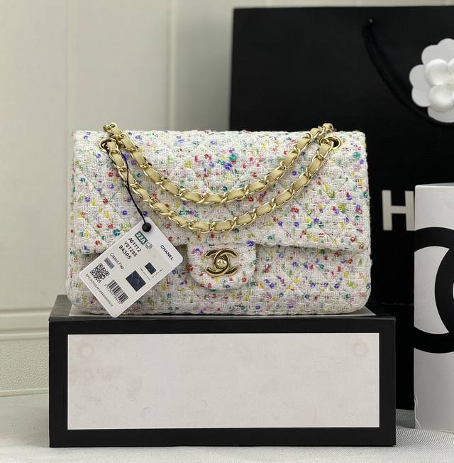 1112.116Chanel Cf毛呢系列！这是一款能被身边所有朋友都称美的包 华而不俗 仔细看每一根纱线 都是用心血编织出来的 真的希望得到你们真心的喜欢si
