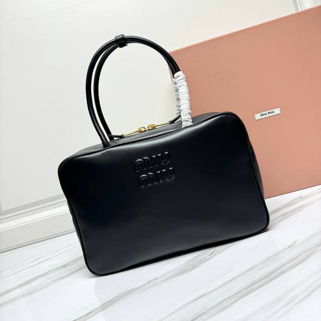 Bb117三代：Miumiu新品保龄球包，采用顶级进口小牛皮，皮质光滑细腻柔软，棉质缎面衬里，这款包包很酷，定格精致的多功能设计，融合男装和女装元素，随性慵懒，