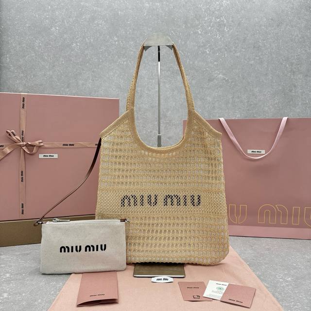 亚麻托特包 最近超火被猛夸的一款草编包，草编包早已不再是度假专属，日常也能背出街的百搭单品，清凉的材质跟炎热夏天超级搭配，是皮质包包没法比的随性时髦、扁平的ho