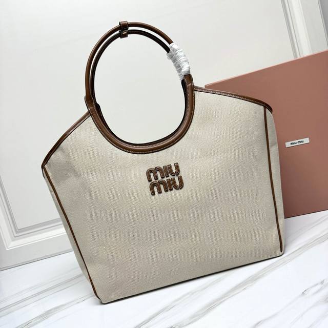 Miumi*5Bg281伊势丹限定托特包 全新帆布面料 搭配顶级进口小牛皮 日常出街背它回头率百分百，非常适合春夏的一款tote 大包爱好者必入款 大容量且帆布