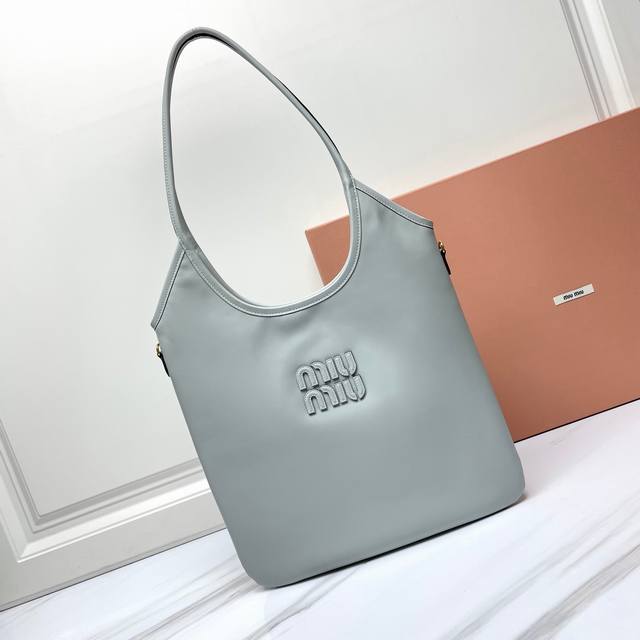 全皮 伊势丹限定款腋下包 9月于isetan Popup 推出的限定版，“Ivy Miu”系列，Momo 和三吉彩花都有上身。横版包型显得可爱慵懒有气质，Log