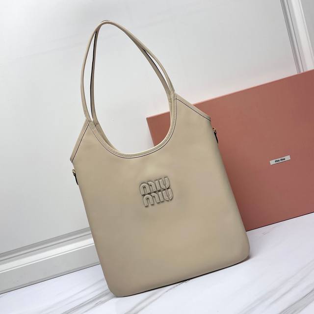 全皮 伊势丹限定款腋下包 9月于isetan Popup 推出的限定版，“Ivy Miu”系列，Momo 和三吉彩花都有上身。横版包型显得可爱慵懒有气质，Log