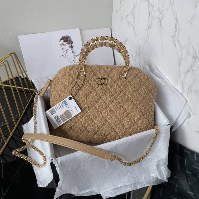 大号羊羔毛！Chane 24B｜本季小黑马贝壳包 这一季非常亮眼的chanel贝壳包非常可爱 我的sa看到实物后都种草了 我觉得它是这一季最可爱的包了size：