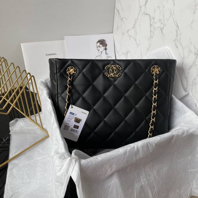 Chanel：24P新款小型购物包，菱格购物袋，原版羊皮制作，精致小巧上身效果非常nice，有羊皮柔软细腻柔滑手感，也有牛皮良好耐性，设计风格鲜明，大方美观时尚