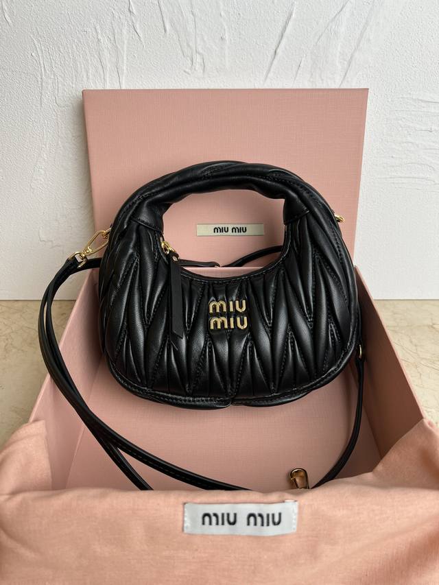 Miumiu新品迷你miuwander手袋，采用进口小羊皮经典品牌标志性matelasse纹理绣花，复古磨砂五金，利用圆孤的曲线，保留了应有的俏皮感，包型整体硬