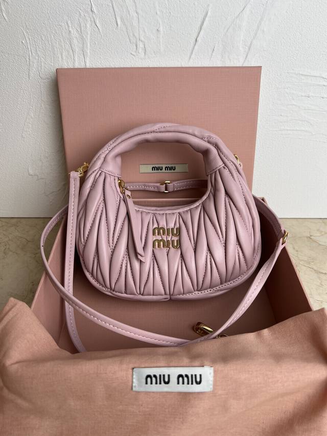 Miumiu新品迷你miuwander手袋，采用进口小羊皮经典品牌标志性matelasse纹理绣花，复古磨砂五金，利用圆孤的曲线，保留了应有的俏皮感，包型整体硬