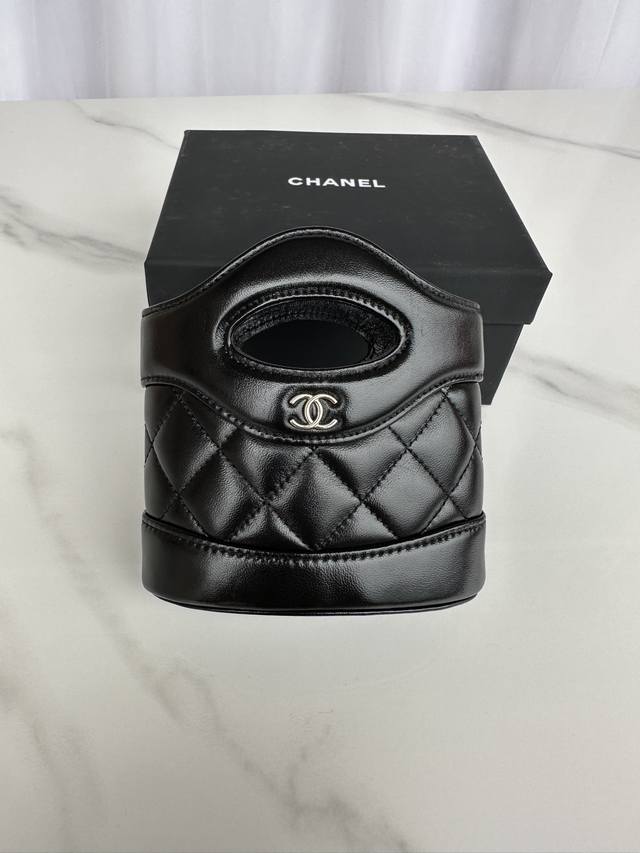 品牌:Chanel型号:A P3924 简介:原单质量，经典之作，华丽与气质的前沿，是你意想不到的尊贵。皮种:原单进口小羊皮，里配原版小羊皮。五金:原版五金配制