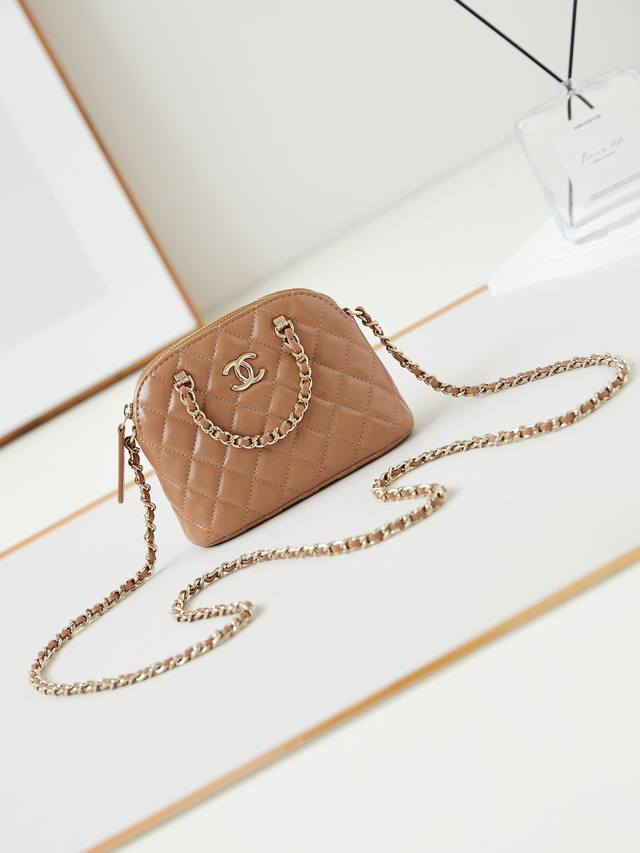 24B贝壳包油蜡羊皮 的美貌屈服的一天呢 这款贝壳包无论是手提还是斜挎都非常精致。包身是闪闪油蜡羊皮 亮丽得恰到好处。提在手中，复古可爱感满分。来找寻你的复古贝