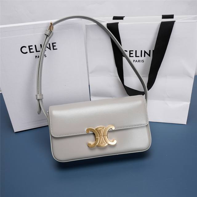 Triomphe亮面牛皮革腋下包 8 X 4 X 2英寸 20 X 10 X 4厘米 牛皮革 羊皮革衬里 肩背 Triomphe 金属质感锁扣 内侧扁平口袋 可