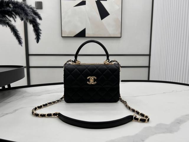 现货as4654 高版本 Chanel Trendy 23S Trendy Cc 手柄款它居然又复出了经典的菱格纹 双c扣 内里是三层包袋设计 不用担心东西杂乱