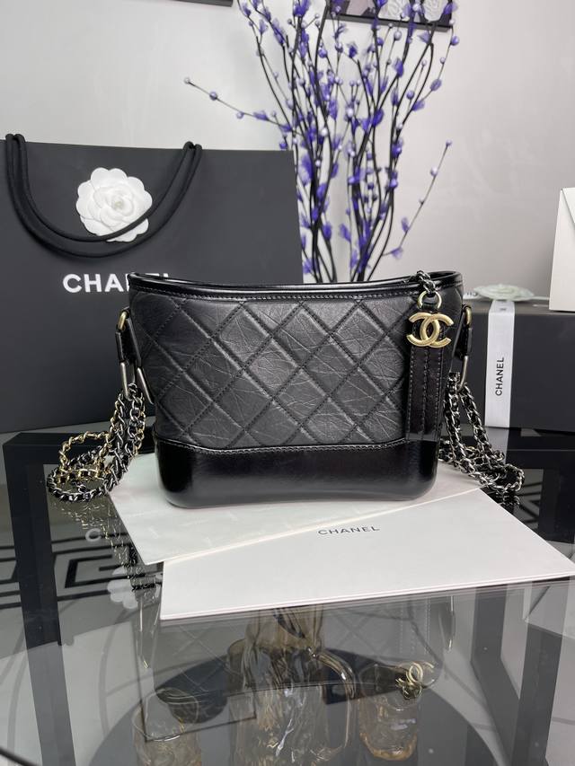 法国高级定制手工坊 型号:As91810 尺寸:15×20×8Cm 材质：复古小牛皮、光滑小牛皮，金色金属、银色金属与钌色金属 颜色：黑 进口定制胎牛皮、手感不