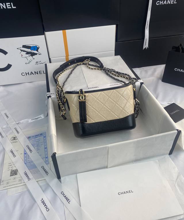 Chanel：流浪包 ： 材质：复古小牛皮、光滑小牛皮，金色金属、银色金属与钌色金属 颜色：黑 尺寸：15×20×8Cm 造型编号：A91810 官网： P36