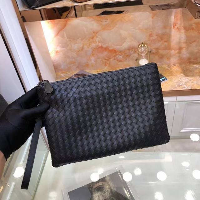 Bv-最新款男士手拿包原单品质 官网同步 采用顶级打腊胎牛皮 手感超赞 专柜原装五金 独特的设计风格 完美至极 细节做工精致 大气中有内涵 高端上档次 高品质大