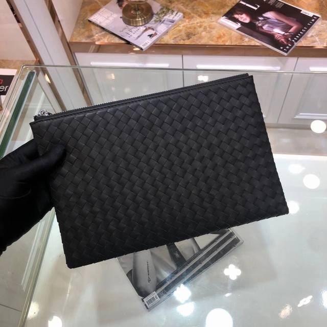 Bv男士手包遵循传统手工艺精选打蜡牛皮材质 手工编织既可以作为钱包也可以当手包使用简洁款式 包身全编织 实用手带秘袋口拉链 内里拉链颜色：黑色，Size：28*