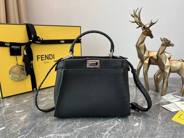 Fendi Peekaboo 采用七层油边涂抹工艺配合手工缝制蜡线 皮纹清晰有质感 越用越柔软的t0Go 历经岁月之后更有味道。23-12-18 款号244