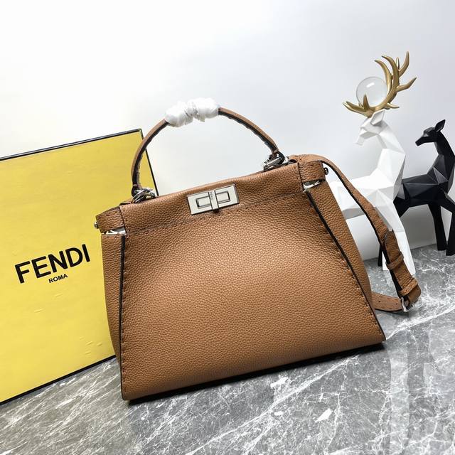 Fendi Peekaboo 采用七层油边涂抹工艺配合手工缝制蜡线 皮纹清晰有质感 越用越柔软的t0Go 历经岁月之后更有味道。33.12.26Cm 款号290