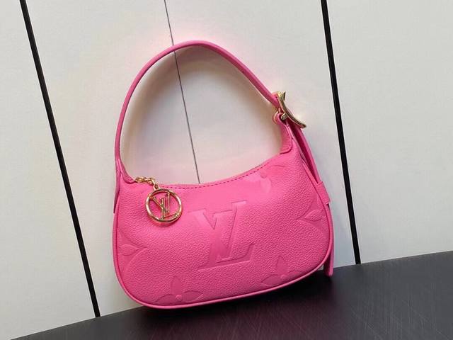 国庆特价 M82487玫红 全皮月亮包系列 Mini Moon 手袋 Mini Moon 手袋选用柔软 Monogram Empreinte 压纹皮革，令拉链头