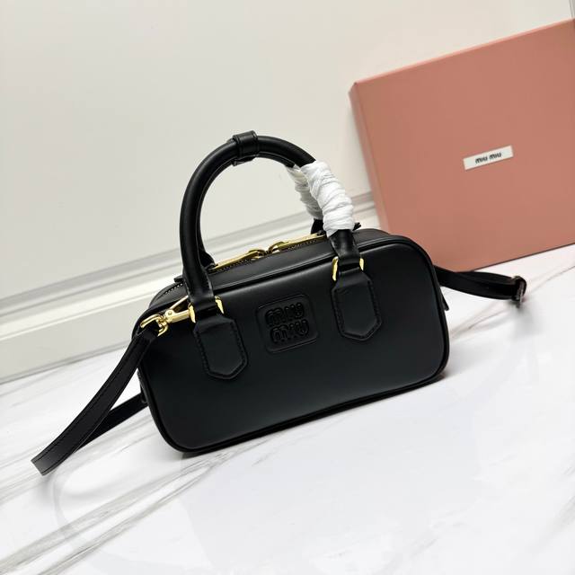 Bb142，Mi家新款保龄球包包，官网主推，今年绝对爆款式，顶级进口鹿绒皮，Miu家独具风格matelasse图案，包身精致立体有型，正面刻字徽标与皮革颜色相呼