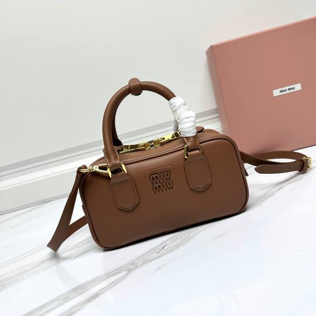 Bb142，Mi家新款保龄球包包，官网主推，今年绝对爆款式，顶级进口鹿绒皮，Miu家独具风格matelasse图案，包身精致立体有型，正面刻字徽标与皮革颜色相呼