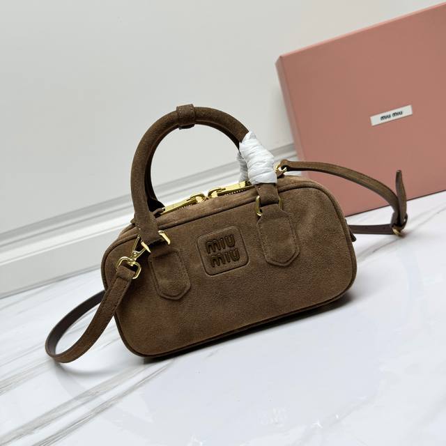 Bb142,Mi家新款保龄球包包,官网主推,今年绝对爆款式,顶级进口鹿绒皮,Miu家独具风格matelasse图案,包身精致立体有型,正面刻字徽标与皮革颜色相呼 Bb142,Mi家新款保龄球包包,官网主推,今年绝对爆款式,顶级进口鹿绒皮,Miu家独具风格matelasse图案,包身精致立体有型,正面刻字徽标与皮革颜色相呼