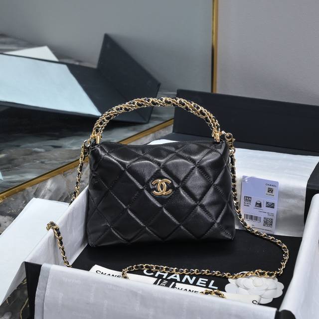 Chane1 24A 小hobo手柄款油蜡羊皮配金属 编织手柄设计 配上复古链条扣 可拆卸 简单背在身上奢华独特的风格就出来啦 超级推荐 A P4169尺寸:1 Chane1 24A 小hobo手柄款油蜡羊皮配金属 编织手柄设计 配上复古链条扣 可拆卸 简单背在身上奢华独特的风格就出来啦 超级推荐 A P4169尺寸:1