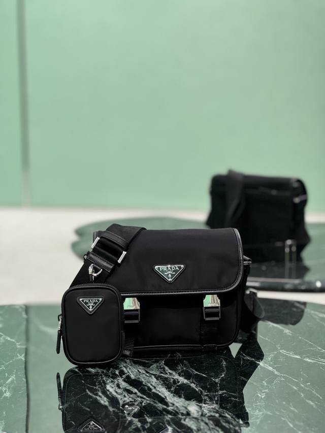 正品级 升级版 邮差包 小号 极具代表性的尼龙三角标元素 简单的最新三角标装饰，而且不压缩空间 超能装同时肩带还挂着小挂饰小包，也可以把它挂在裤头当饰品呼应 整