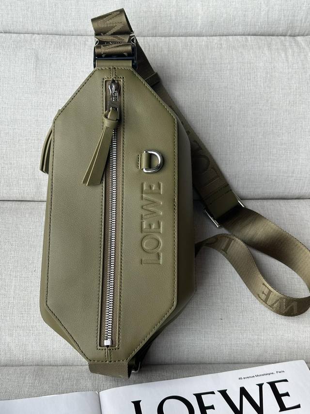 原厂皮 经典牛皮革变形 Sling 手袋 A80 紧凑型 Sling 手袋配有可调节 Loewe 织带和品牌标志金属搭扣,可打开以改变手袋容量并实现多种携带方式 原厂皮 经典牛皮革变形 Sling 手袋 A80 紧凑型 Sling 手袋配有可调节 Loewe 织带和品牌标志金属搭扣,可打开以改变手袋容量并实现多种携带方式