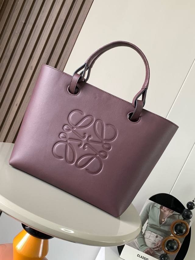 原厂皮 中号牛皮革 Anagram Tote 手袋亚麻布拼接托特色没啥花里胡哨的设计 简单实用型长短肩带的设计还挺好看的尺寸还比较合适 不算特别大容易轻松满足日