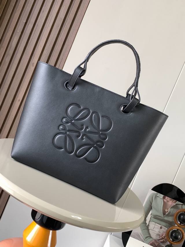 原厂皮 中号牛皮革 Anagram Tote 手袋亚麻布拼接托特色没啥花里胡哨的设计 简单实用型长短肩带的设计还挺好看的尺寸还比较合适 不算特别大容易轻松满足日