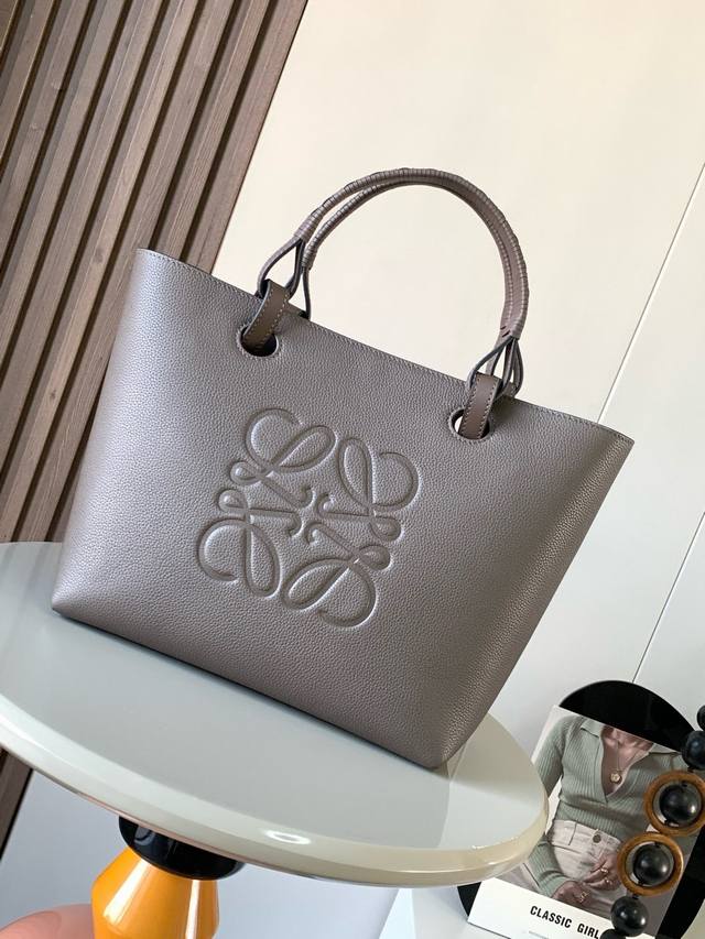 原厂皮 中号牛皮革 Anagram Tote 手袋亚麻布拼接托特色没啥花里胡哨的设计 简单实用型长短肩带的设计还挺好看的尺寸还比较合适 不算特别大容易轻松满足日