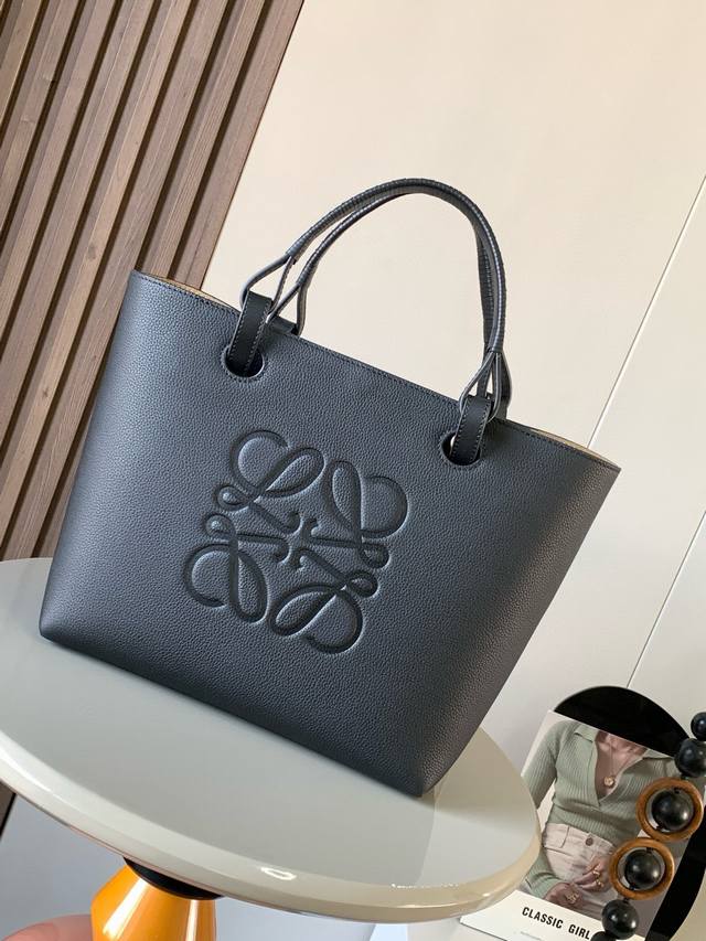 原厂皮 中号牛皮革 Anagram Tote 手袋亚麻布拼接托特色没啥花里胡哨的设计 简单实用型长短肩带的设计还挺好看的尺寸还比较合适 不算特别大容易轻松满足日