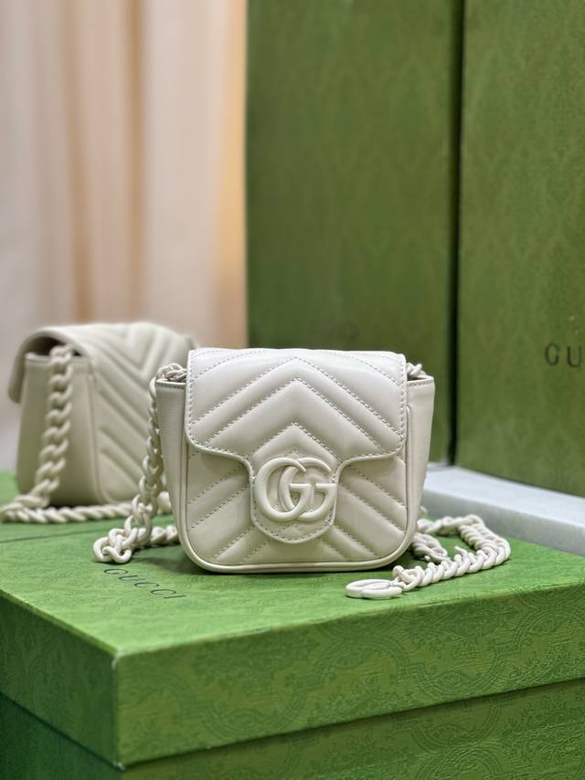 正品级 Gg Marmont系列绗缝腰包 双g代表gucci长期以来对重塑和重新利用经典廓形作出的不懈努力。同色调双g配件 谱写摩登叙事，典藏元素在这款gg M