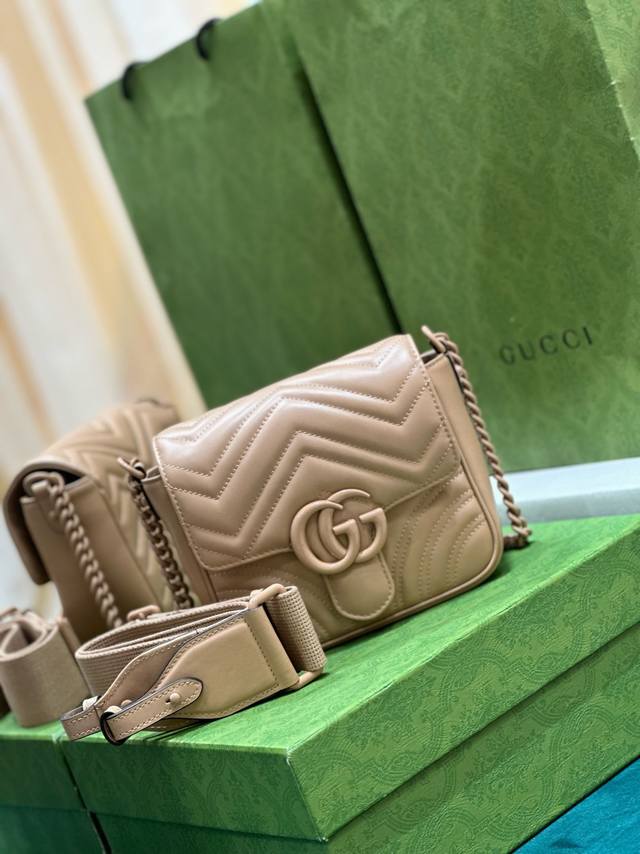 正品级 Gg Marmont系列肩背包 原厂皮 Marmont系列肩背包采用极具辨识度的绗缝面料制成，搭配双g配件，生动呈现品牌底蕴和内涵。经典系列的造型每一季
