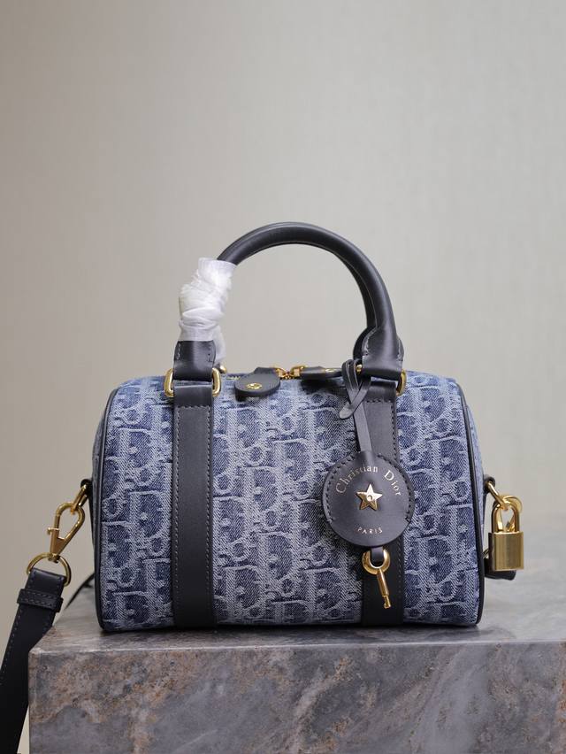 正品级 ,高版本 Dior Groove 20 手袋 小号牛仔蓝 这款 Dior Groove 20 手袋是二零二四冬季成衣系列新品,由玛丽亚 嘉茜娅 蔻丽 M 正品级 ,高版本 Dior Groove 20 手袋 小号牛仔蓝 这款 Dior Groove 20 手袋是二零二四冬季成衣系列新品,由玛丽亚 嘉茜娅 蔻丽 M