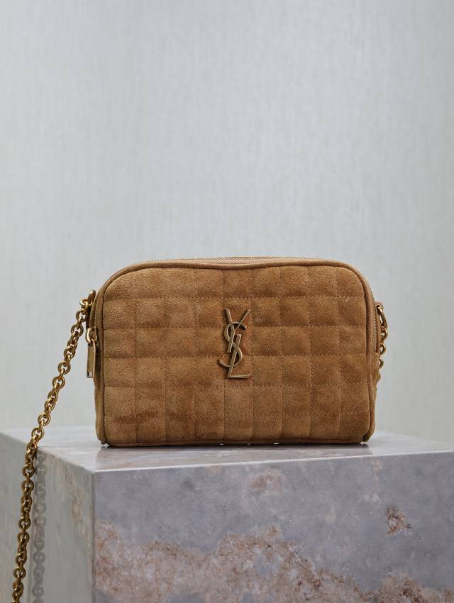 正品级 土黄磨砂金扣 Le Cassandre Matelassé Carré麂皮相机包 Y家真的开挂了 出的新款都是绝绝子呀 这款包包是方形绗缝包缝的设计 简