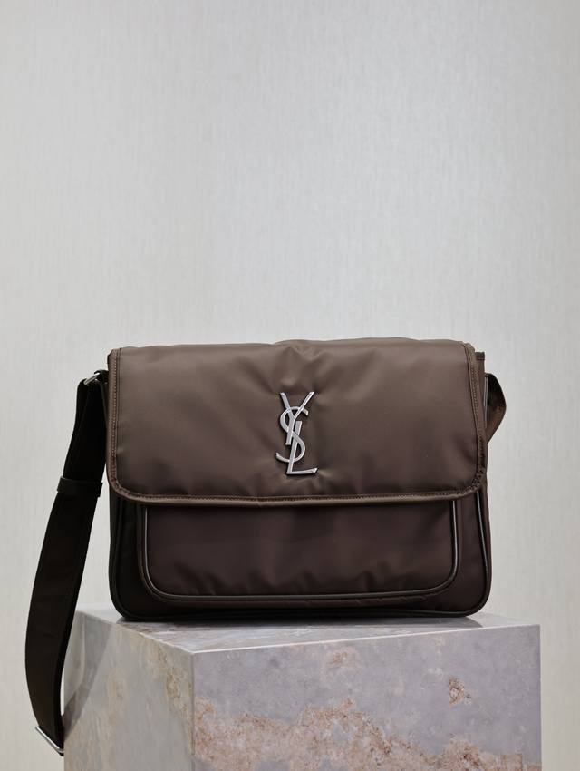 正品级 绿色 Niki_32Cm 尼龙款 男女可背的盐系学院风单肩斜挎包 轻便的尼龙布料 整体低调奢华又百搭 通勤包型可休闲可盐 黑色black Logo 设计