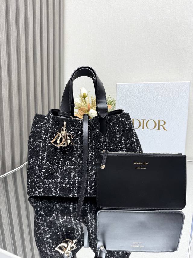 正品级 ，高版本 Dior Toujours 手袋〔粗花黑布配皮中号〕 这款dior Toujours 手袋于二零二四春夏系列发布秀精彩亮相,休闲实用的设计别具