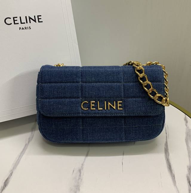 正品级 Matelasse Monochrome 新色绗缝牛仔布革链条肩背包 全新的标志性设计以及绗缝造型 独特绗缝工艺描摹摩登廓形，凸显丰盈质感 金属 Log