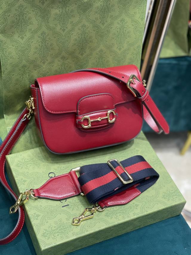 正品级 迷你马鞍包1955系列手袋为这一复古风格系列增添了混搭格调。这款迷你手袋配有两根不同的肩带,搭配同色调皮革肩带可呈现出低调优雅的气息,搭配红绿织带肩带则 正品级 迷你马鞍包1955系列手袋为这一复古风格系列增添了混搭格调。这款迷你手袋配有两根不同的肩带,搭配同色调皮革肩带可呈现出低调优雅的气息,搭配红绿织带肩带则