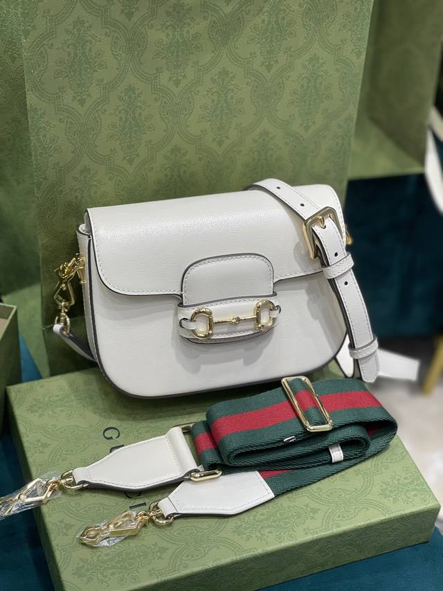 正品级 迷你马鞍包1955系列手袋为这一复古风格系列增添了混搭格调。这款迷你手袋配有两根不同的肩带,搭配同色调皮革肩带可呈现出低调优雅的气息,搭配红绿织带肩带则 正品级 迷你马鞍包1955系列手袋为这一复古风格系列增添了混搭格调。这款迷你手袋配有两根不同的肩带,搭配同色调皮革肩带可呈现出低调优雅的气息,搭配红绿织带肩带则